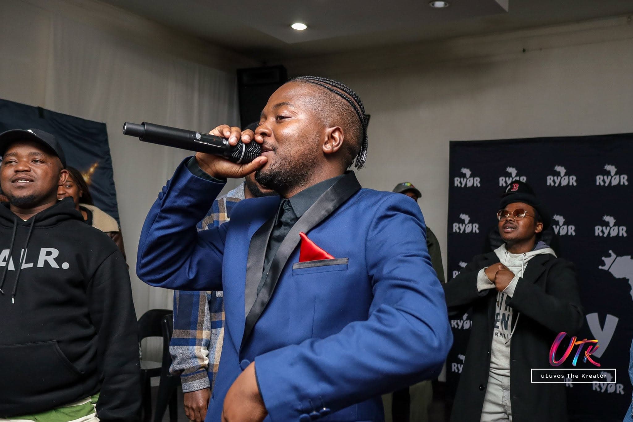 Flash Ikumkani performing for an audience